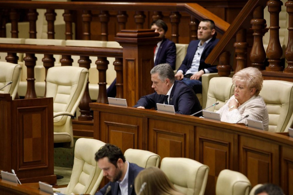 Vadim Fotescu: Pe timp de criză, președintele țării a intrat în vacanță, premierul călătorește, iar Parlamentul votează acordarea apartamentelor pentru angajații Guvernului